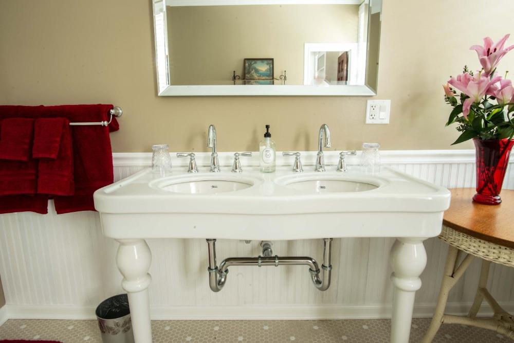 King Suite with Spa Bath interior